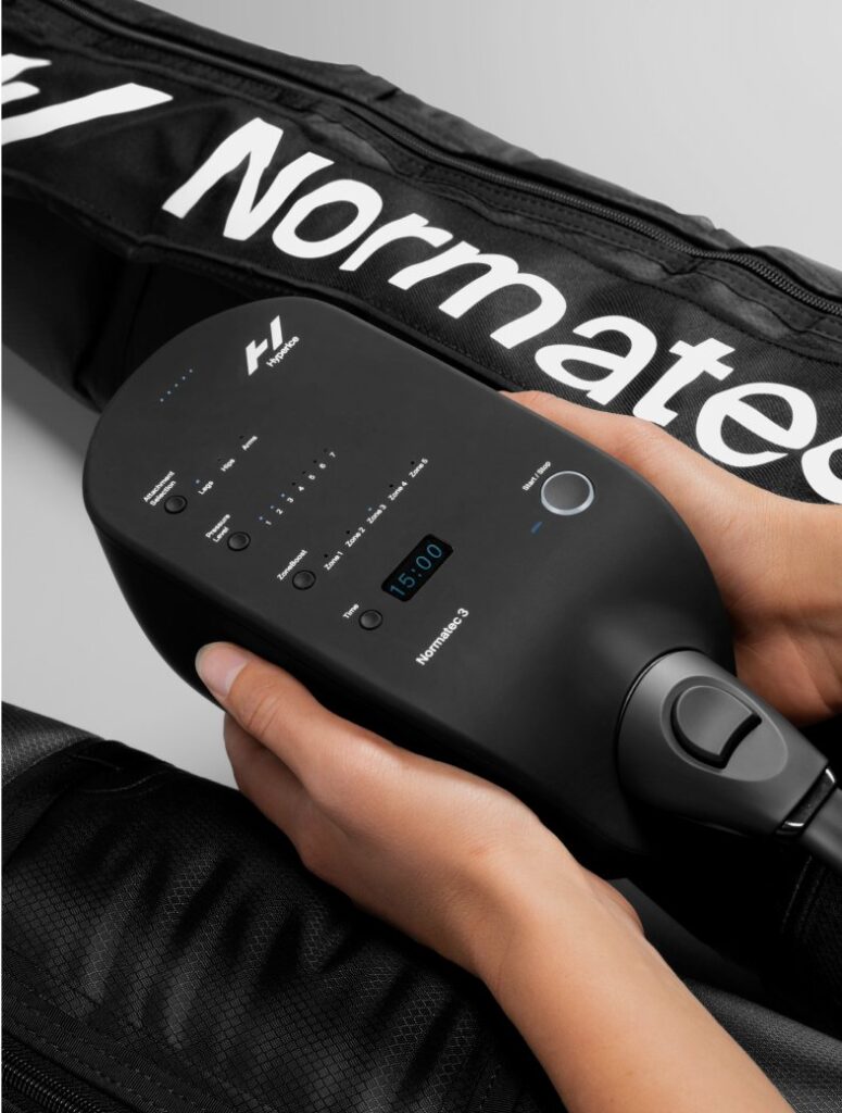 מגפי NORMATEC לרגליים בזמן טיפול