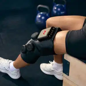 Alt: ‎שרוול Hyperice CONTRAST 2 Knee במבט צד על הברך