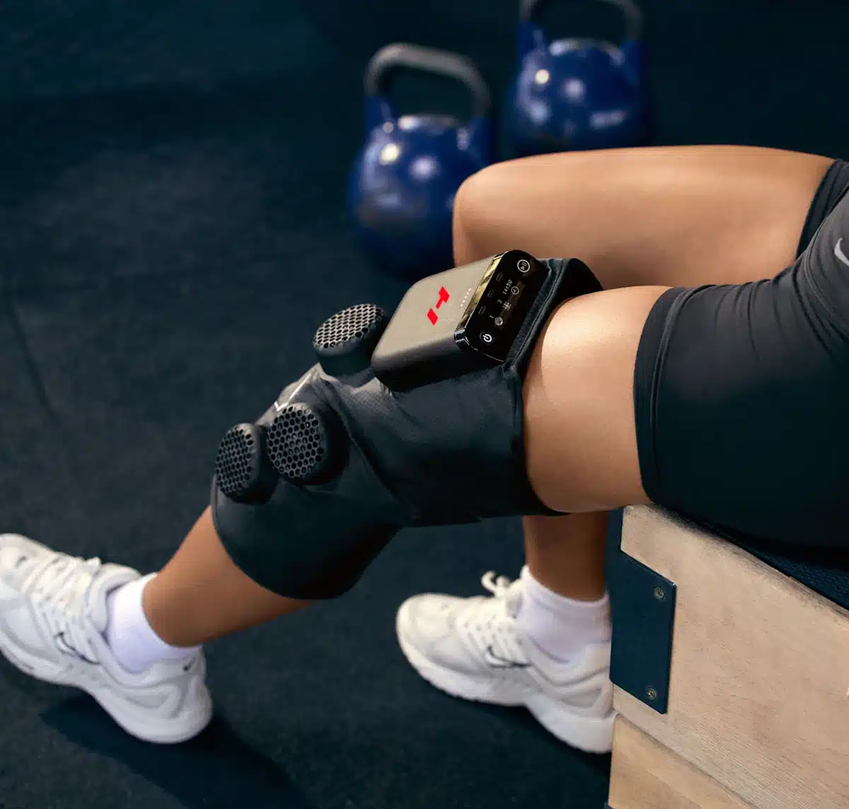 Alt: שרוול Hyperice CONTRAST 2 Knee במבט צד על הברך Alt: שרוול Hyperice CONTRAST 2 Knee במבט צד על הברך