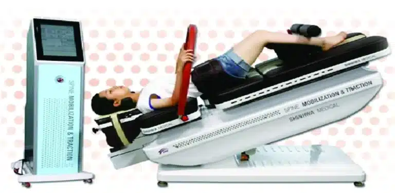 מטופל בטיפול דיקומפרסיה על מיטת Spine-MT עם רתמת אגן