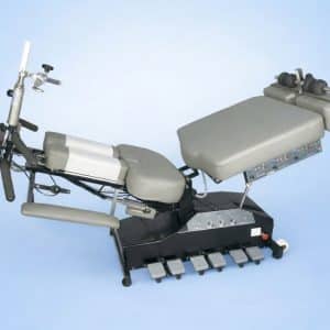 שולחן כירופרקטי ממונע CHIROBOT: מקטעי ראש, בטן ואגן ממונעים, מוט מתיחה ושש דוושות רגל