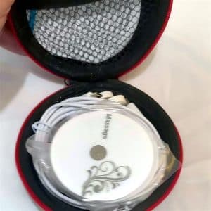 מיני טנס לטלפון: שתי המדבקות העגולות באריזתן בתוך הנרתיק